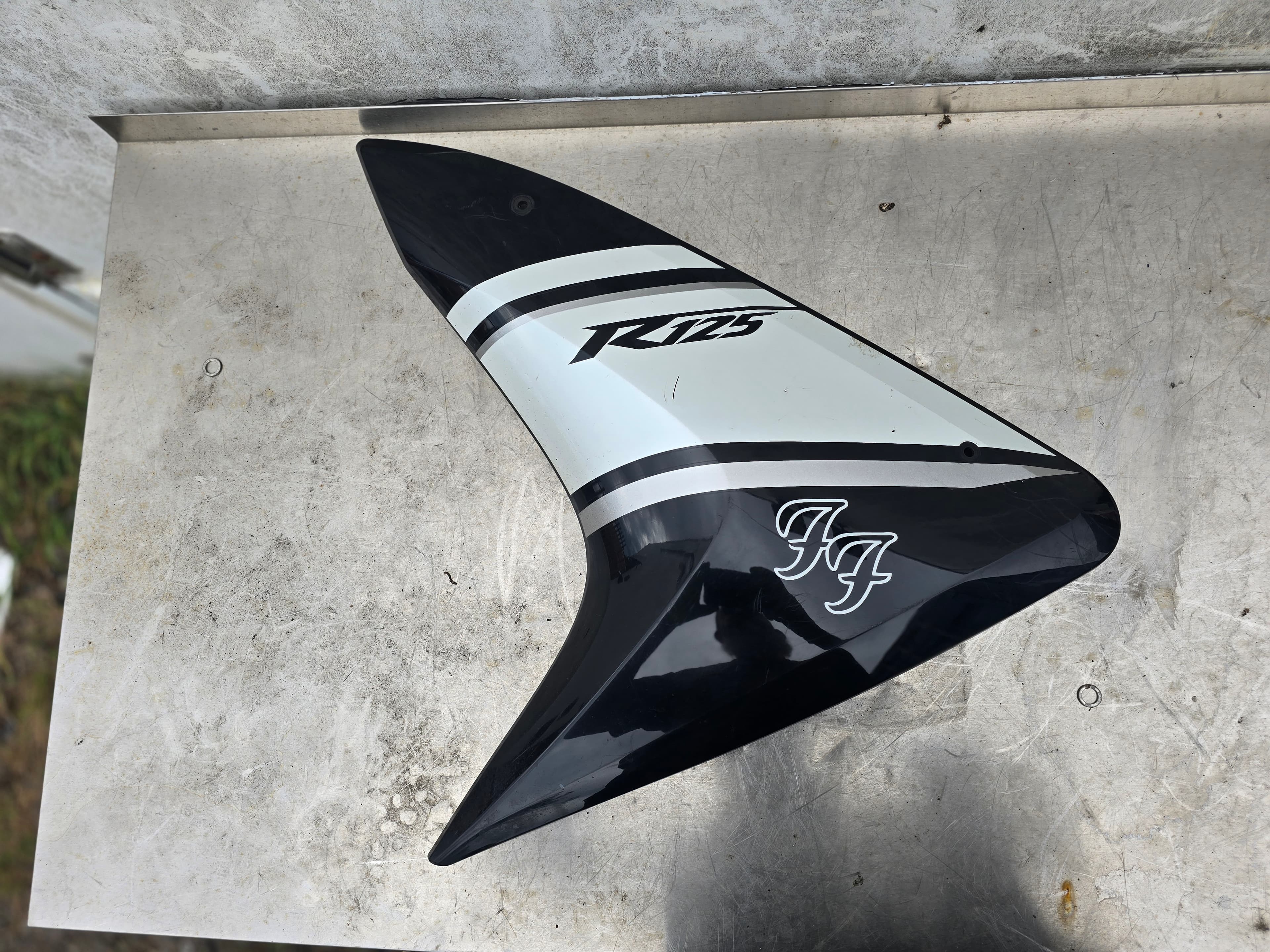 Yamaha YZF-R125 left side fairing panel with R125 and FF branding.