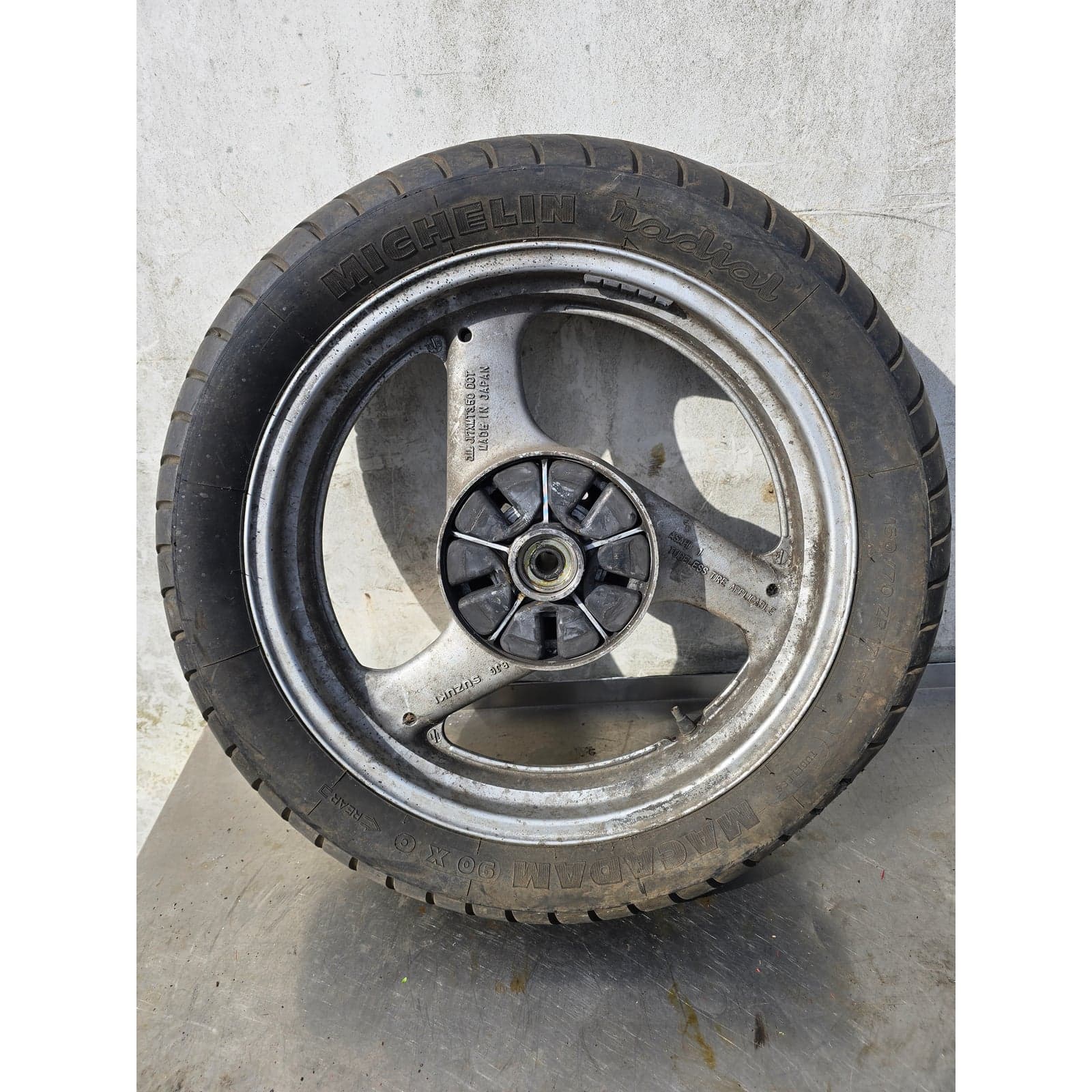 Suzuki rear wheel with Michelin tyre, 3-spoke cast aluminium design