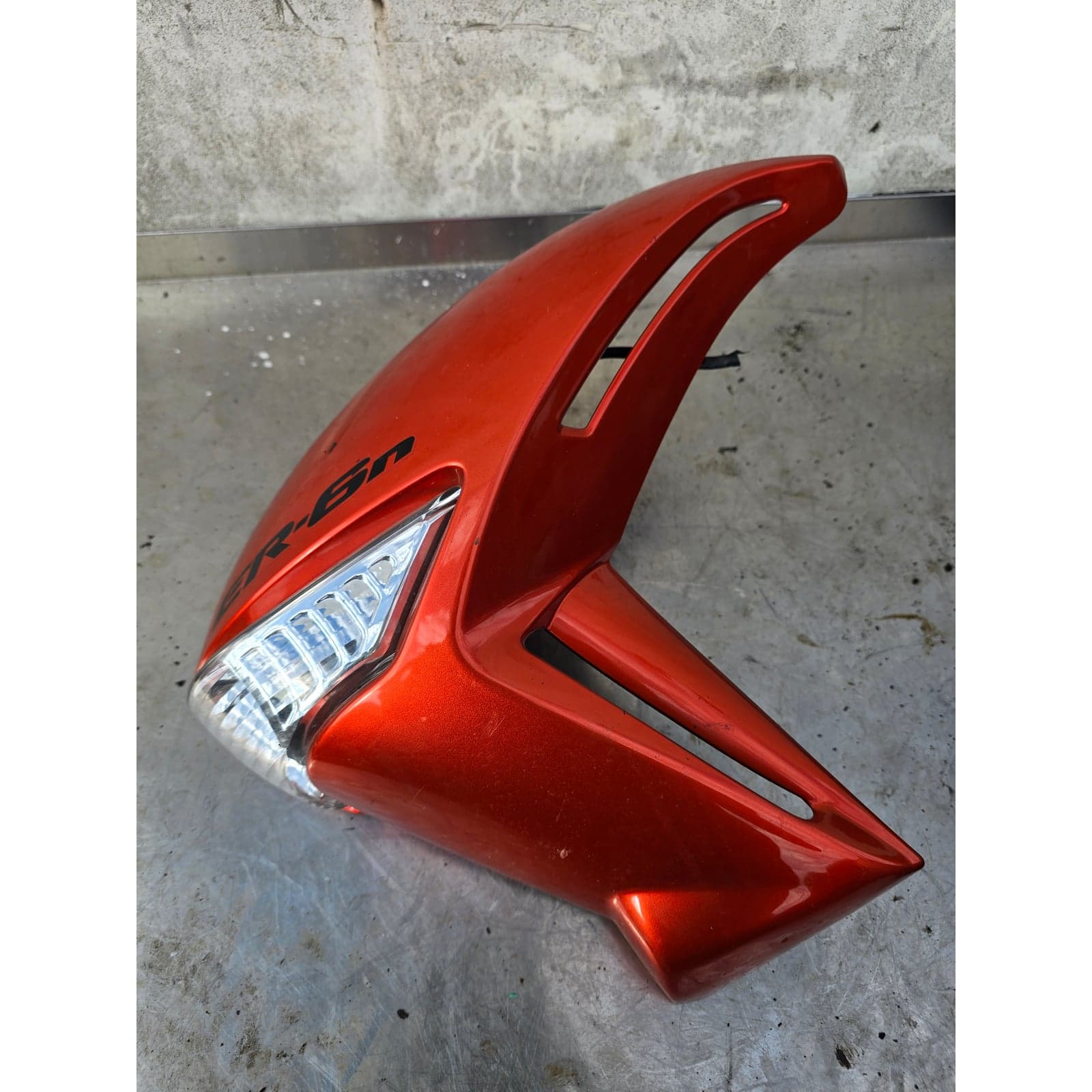 Front-side view of the left-hand radiator shroud with integrated indicator lens