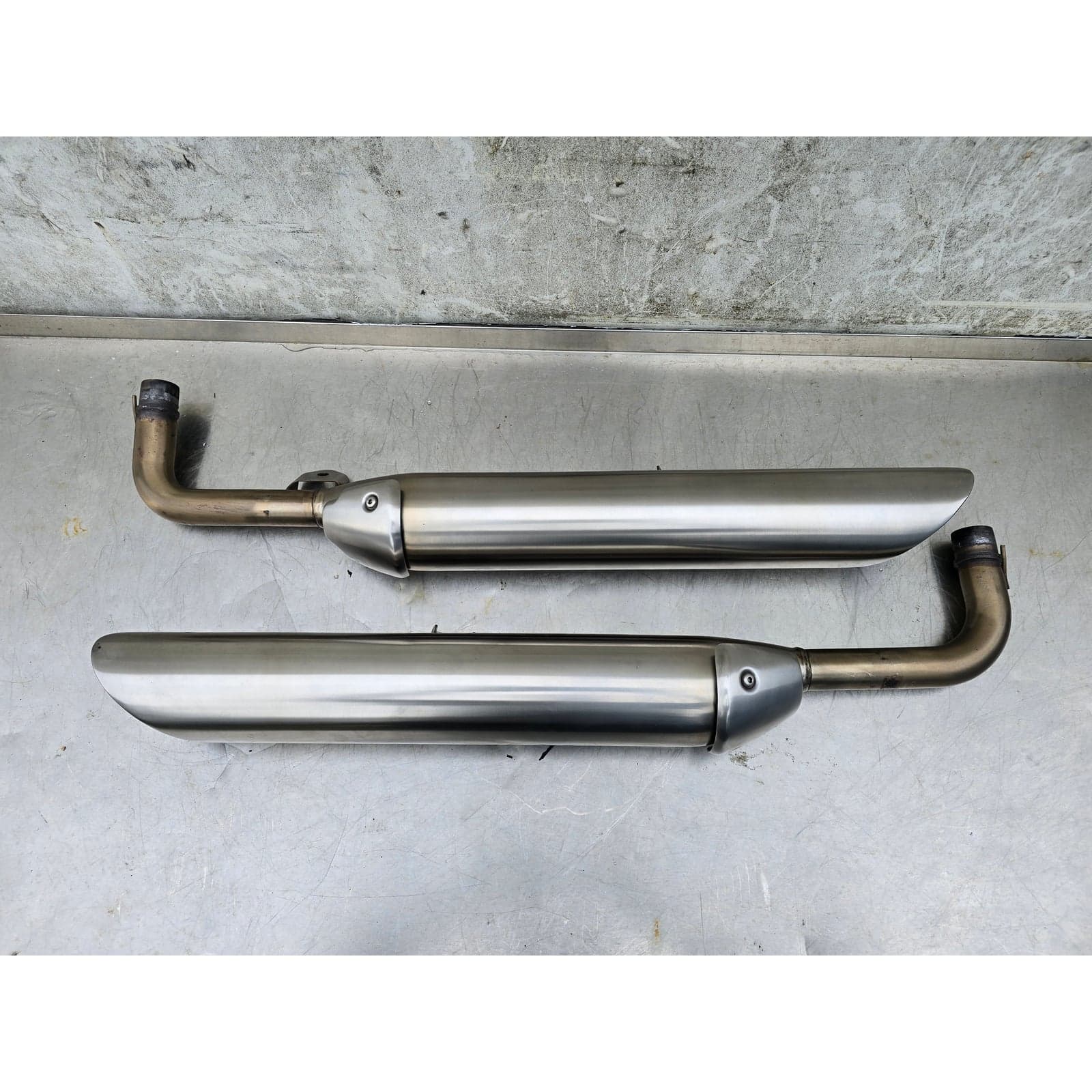 Pair of silencers including the right-hand unit